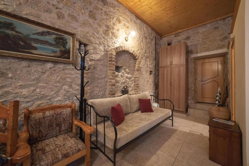 Menecrates Rustic - San Matteo Apartment Agios Matthaios  ภายนอก รูปภาพ